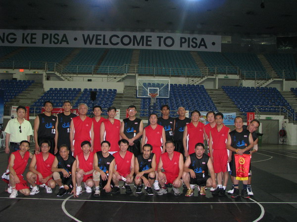 韦德（中国）教授篮球队身着红色球服